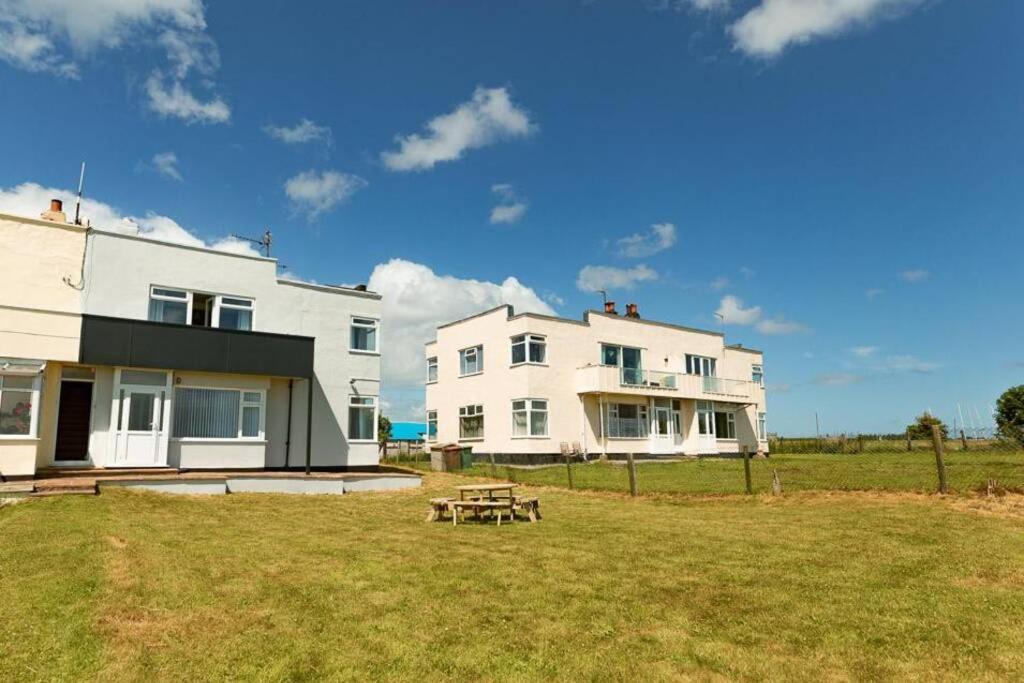 Beachfront Apartment - Ground Floor Apartment With Sea Views, Next To The Beach, Bridlington, North Yorkshire Bessingby ภายนอก รูปภาพ