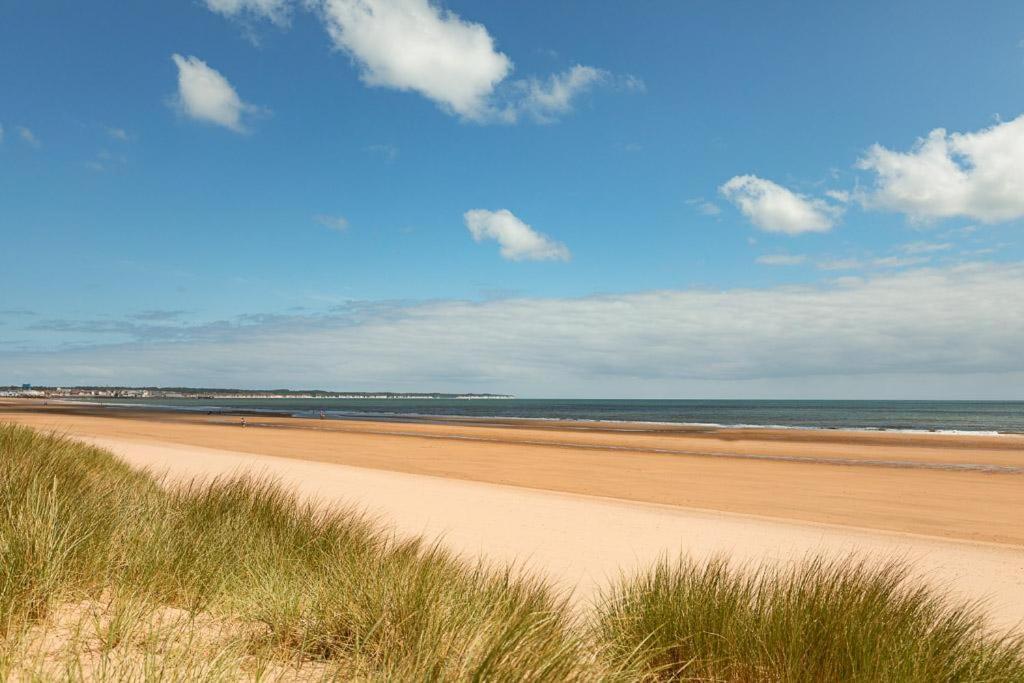 Beachfront Apartment - Ground Floor Apartment With Sea Views, Next To The Beach, Bridlington, North Yorkshire Bessingby ภายนอก รูปภาพ