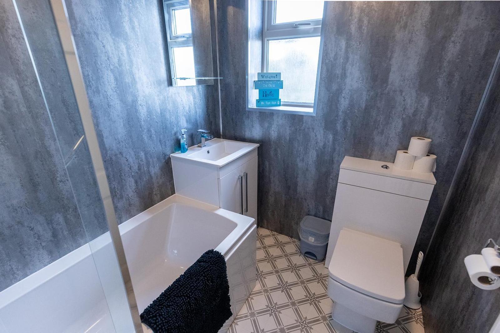 Beachfront Apartment - Ground Floor Apartment With Sea Views, Next To The Beach, Bridlington, North Yorkshire Bessingby ภายนอก รูปภาพ